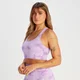 Damski bezszwowy stanik sportowy z kolekcji Shape MP – fioletowy z efektem tie-dye