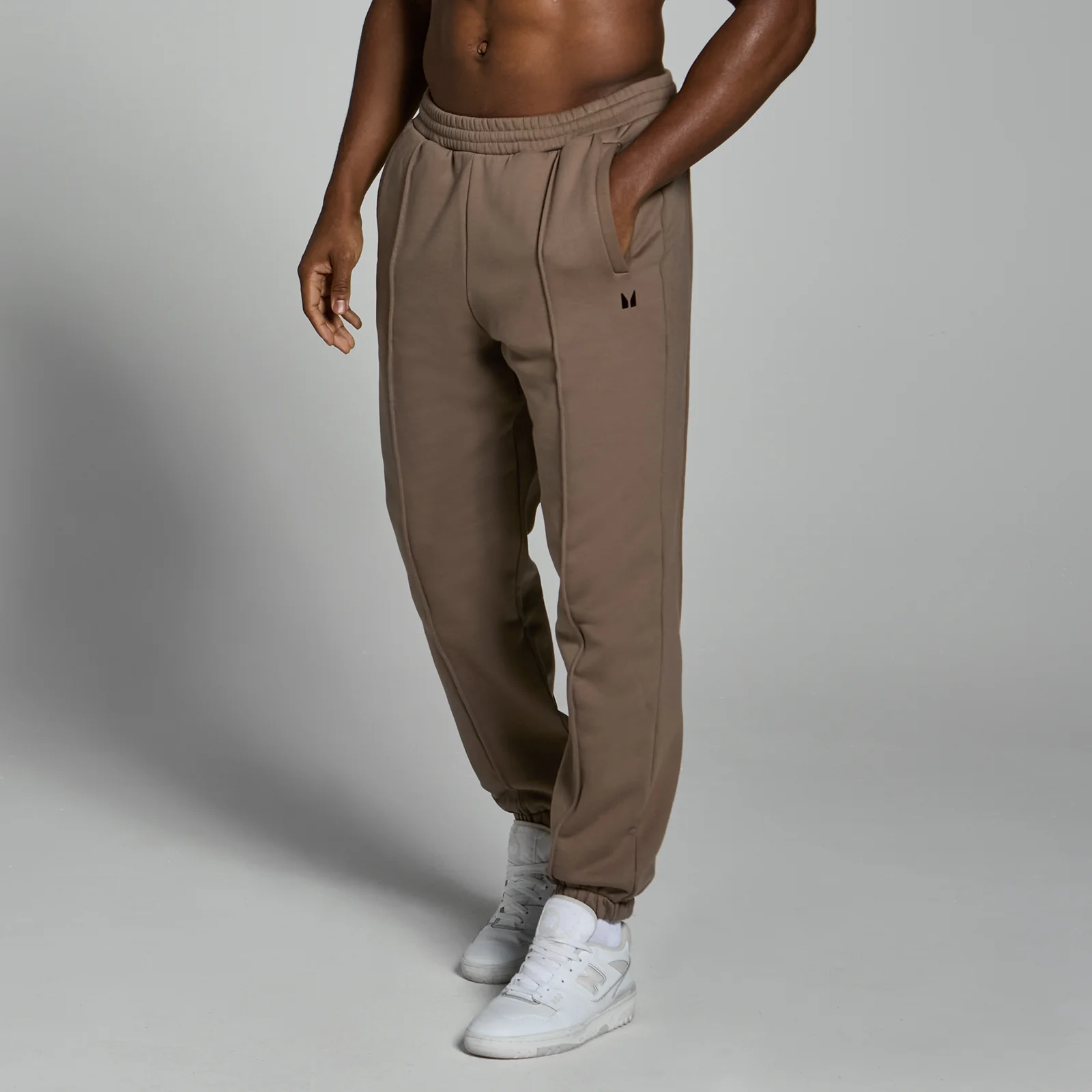 Męskie joggery oversize uszyte z grubej tkaniny z kolekcji Lifestyle MP – Soft Brown - XS Obraz 1