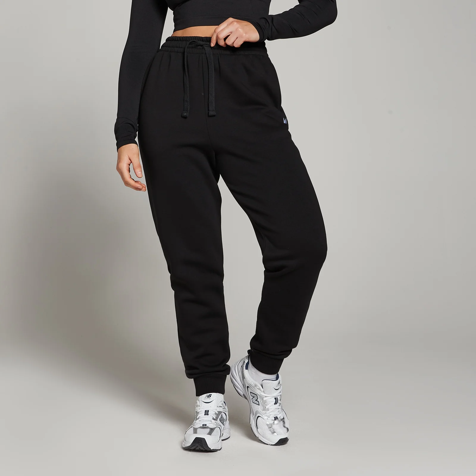 Damskie joggery o regularnym kroju z kolekcji Basics MP – czarne - M Obraz 1