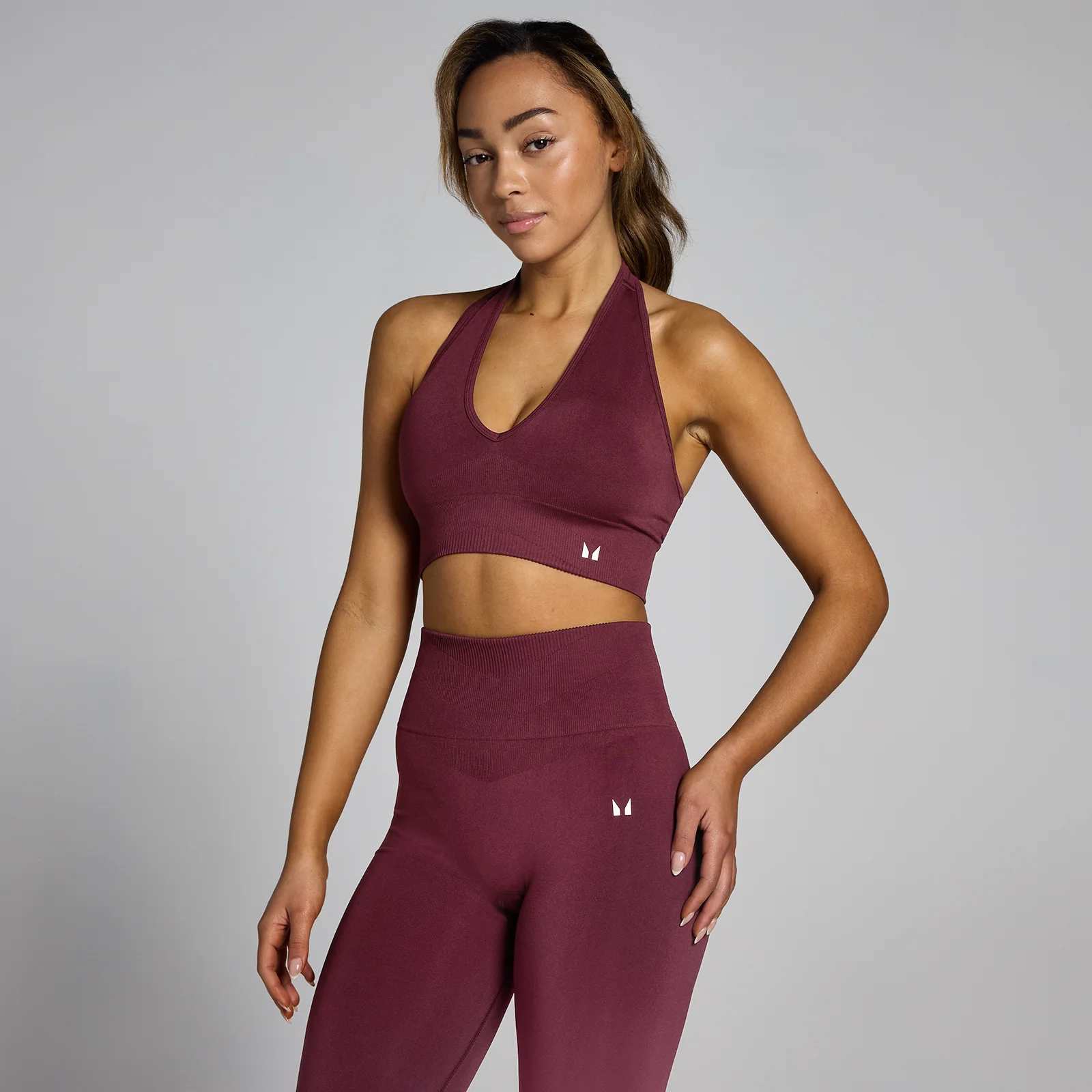 Damski bezszwowy stanik z dekoltem typu halter z kolekcji Tempo MP – Red Wine - L Obraz 1