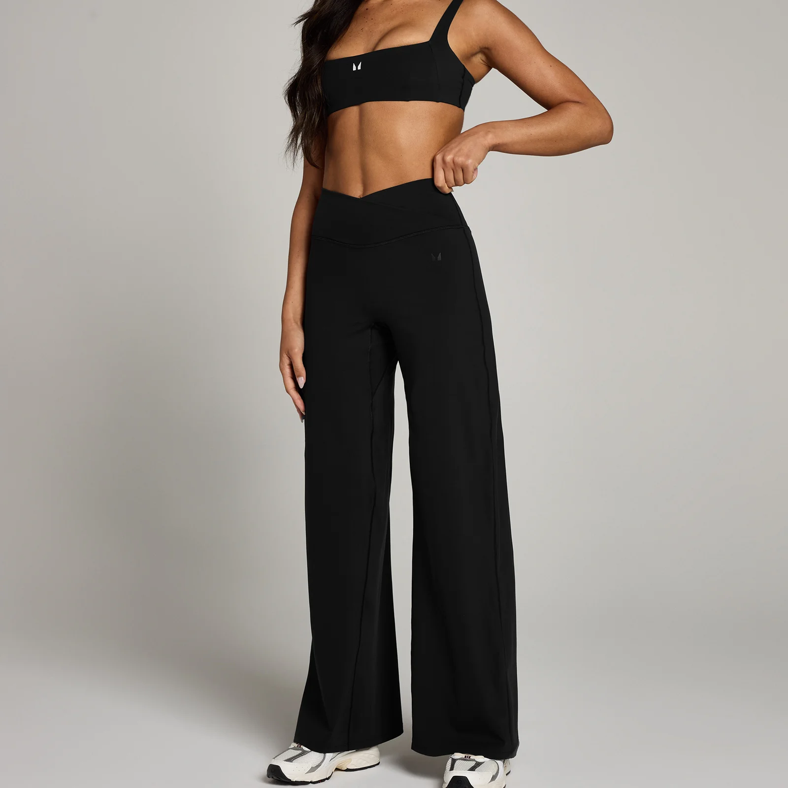 Damskie legginsy ze skrzyżowanym pasem i szerokimi nogawkami z kolekcji Studio MP – czarne - L Obraz 1