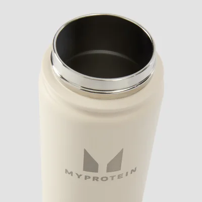 Butelka z metalu z recyklingu ze składaną słomką z kolekcji Myprotein, 500 ml – Natural Cream Obraz 6
